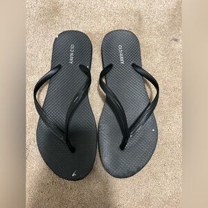 size 7 black old navy flip flops!